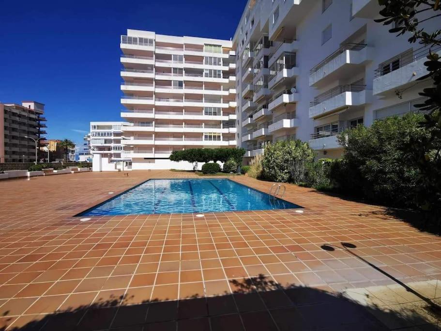 Spacieux Appartement Rose Front Mer Et Piscine Roses Exterior foto