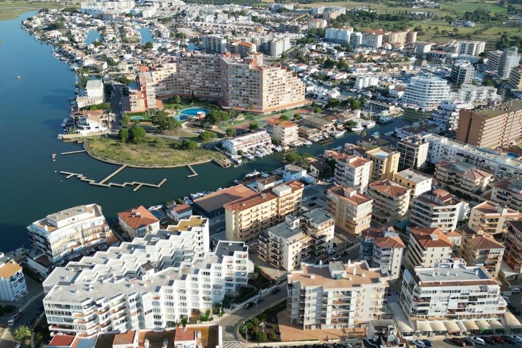 Spacieux Appartement Rose Front Mer Et Piscine Roses Exterior foto